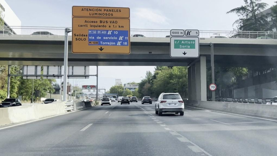 La Dirección General de Tráfico (DGT), la Dirección General de Carreteras del Ministerio de Transportes y Movilidad Sostenible, el Consorcio Regional de Transportes de Madrid y el Ayuntamiento de Madrid iniciarán en agosto la fase de pruebas del nuevo carril Bus-VAO de la A-2, una vez finalizadas las obras de implantación de esta infraestructura.