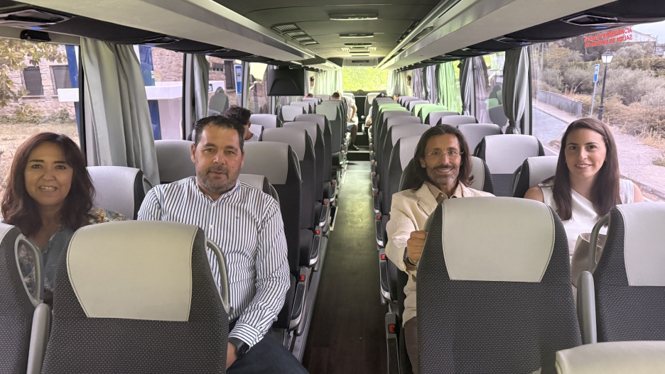 La directora general de Transportes y Movilidad, Lucía Balmaseda, ha hecho junto con el delegado de Fomento en la provincia, Jorge Moreno, y los alcaldes de Hinojosa de San Vicente, San Román de Montes, Pepino, Roberto Cano, Luisa Nieto, y José Ignacio Díaz, respectivamente, el viaje inaugural de este nuevo ASTRA