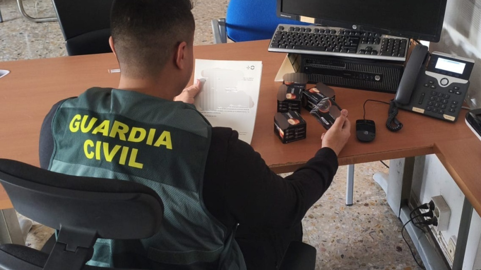 (Foto de ARCHIVO)
Un agente de la Guardia Civil delante de un ordenador.

REMITIDA / HANDOUT por GUARDIA CIVIL
Fotografía remitida a medios de comunicación exclusivamente para ilustrar la noticia a la que hace referencia la imagen, y citando la procedencia de la imagen en la firma
26/1/2026
