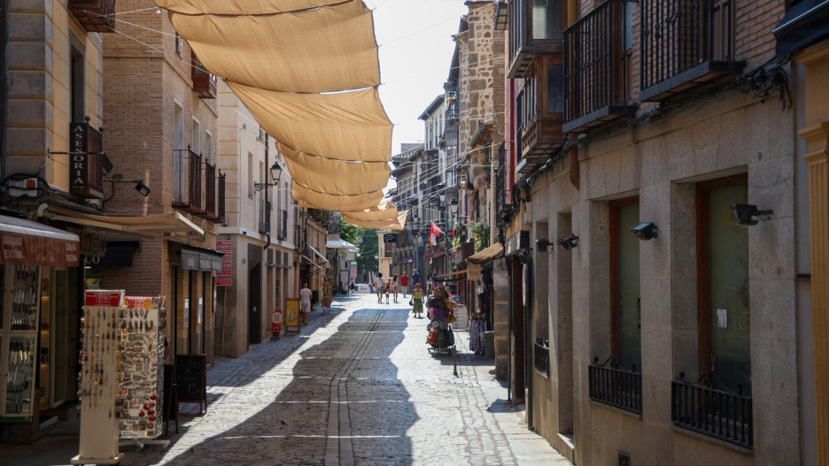 Toldos de verano en la calle Santo Tomé de Toledo.

REMITIDA / HANDOUT por AYUNTAMIENTO
Fotografía remitida a medios de comunicación exclusivamente para ilustrar la noticia a la que hace referencia la imagen, y citando la procedencia de la imagen en la firma
08/7/2026