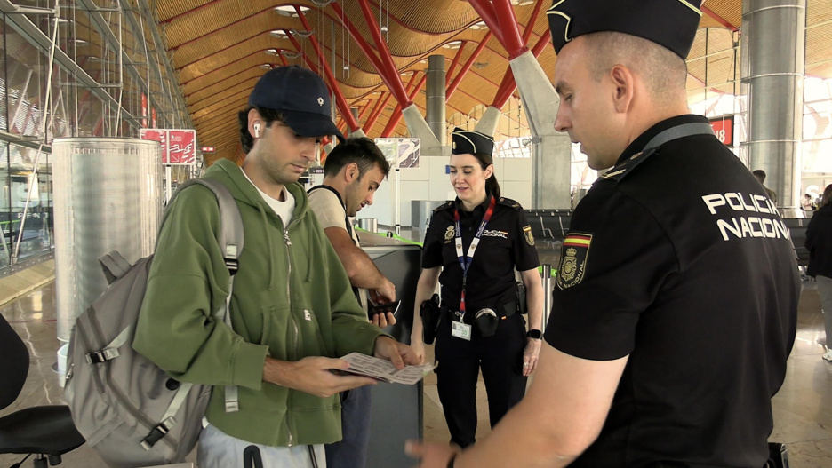 La Policía Nacional ha efectuado este sábado controles aleatorios de documentación en el Aeropuerto Josep Tarradellas Barcelona-El Prat a los viajeros procedentes de vuelos con origen en Italia, una vez el Gobierno ha decidido restablecer los controles fronterizos con este país. El Gobierno ha decidido restablecer desde la 00:00 horas de este sábado, y en principio hasta el 7 de septiembre, los controles fronterizos con Italia, después de que el Ejecutivo de este país haya rechazado levantar sus controles a las viajeros procedentes de España tras la entrada masiva de personas en Ceuta desde Marruecos. EFE/Policía Nacional -SÓLO USO EDITORIAL/SOLO USO PERMITIDO PARA ILUSTRAR LA NOTICIA QUE APARECE EN EL PIE DE FOTO (CRÉDITO OBLIGATORIO)-