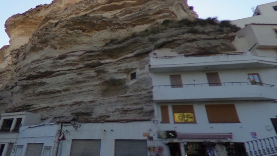 Calle Cuesta Hondonera de Alcalá del Júcar donde se ha registrado un desprendimiento de piedras esta mañana
