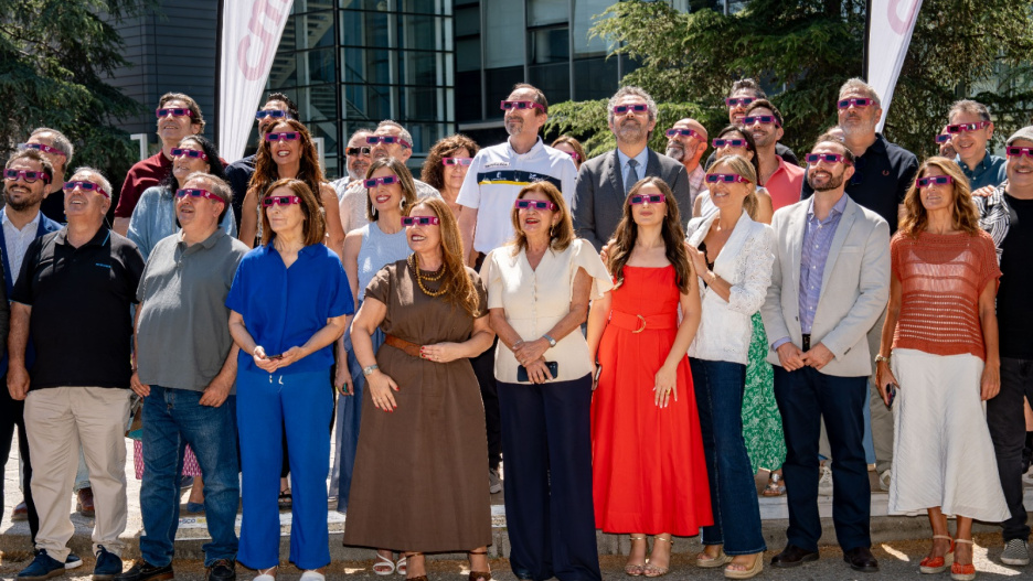 La plantilla de Castilla-La Mancha Media con las gafas homologadas que ha distribuido CMM para disfrutar del eclipse del 12 de agosto