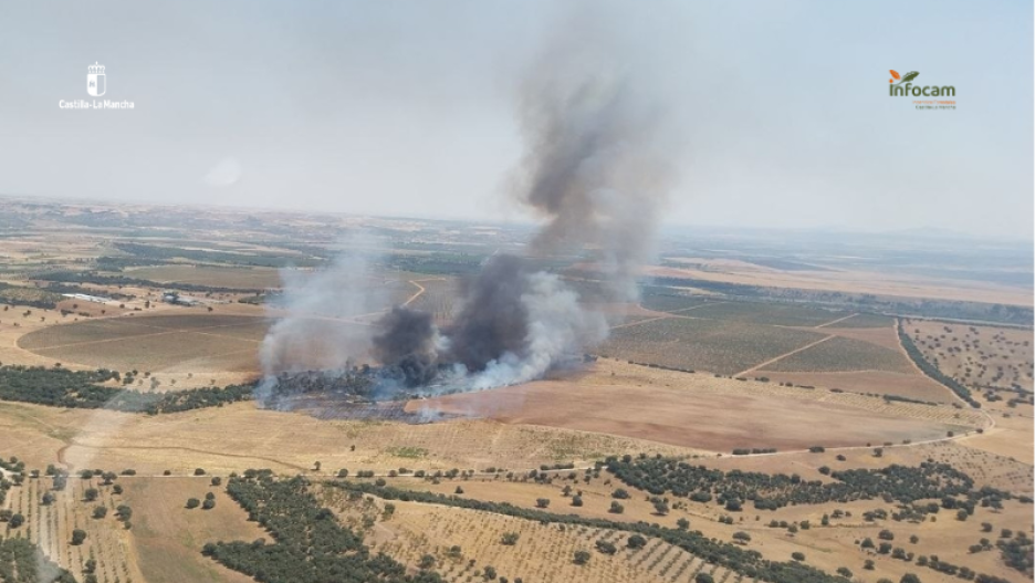 Imagen del incendio declarado en el paraje Valle de los Domingos de Malpica de Tajo (Toledo)