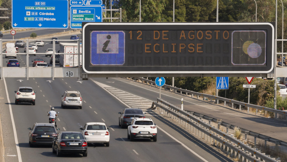 SEVILLA, 10/08/2026.- Cartel informativo del eclipse del próximo 12 de Agosto, instalado en la SE-30, en Sevilla, este lunes. EFE/ Jose Manuel Vidal