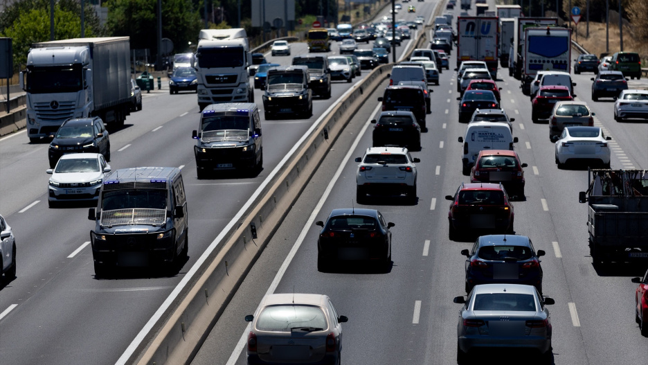 (Foto de ARCHIVO)
Decenas de vehículos durante la segunda operación salida del verano 2026, en la carretera A-4, a 31 de julio de 2026, en Madrid (España). La Dirección General de Tráfico (DGT) pone en marcha este viernes, 31 de julio, el segundo dispositivo especial de la Operación Verano 2026, con 5,6 millones de desplazamientos previstos. Durante todo el mes de agosto, se esperan 54,5 millones de movimientos por carretera de largo recorrido.

Eduardo Parra / Europa Press
31 JULIO 2026 VERANO;VACACIONES;PIXELADA
31/7/2026