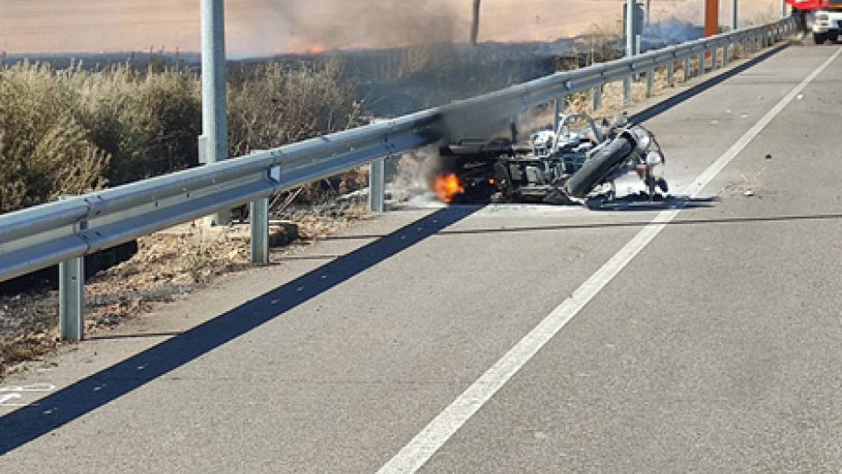 La guardia civil salva la vida de un motorista en llamas en La Puebla de Almuradiel (Ciudad Real).