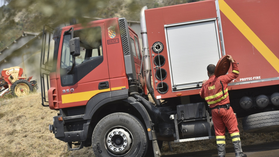 Bomberos de la UME durante las labores de extinción del incendio forestal de Las Peñas de Riglos, Huesca, Aragón (España). El operativo desplazado al incendio forestal de Las Peñas de Riglos (Huesca) alcanza este domingo la cifra histórica de un millar de efectivos, con la incorporación de un centenar de bomberos franceses y de entre 35 y 40 medios aéreos, después de que la última noche haya sido "más tranquila", con una humedad alta y poco viento, y el perímetro no haya aumentado mucho. El fuego ha quemado más de 16.600 hectáreas, desalojados 19 pueblos y más de mil personas evacuadas.

Verónica Lacasa / Europa Press
16 AGOSTO 2026 INCENDIO FORESTAL
16/8/2026