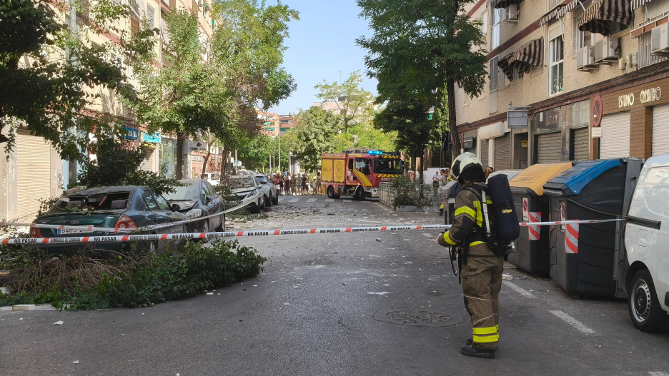 Imagen captada en la calle Poeta César Vallejo de Granada de los daños causados por el último terremoto en la capital