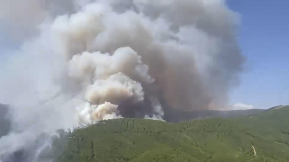 PINOFRANQUEADO (CÁCERES), 18/08/2026.- Cerca de una veintena de medios aéreos y más de un centenar de efectivos terrestres trabajan en la extinción de un incendio declarado en el término municipal de Pinofranqueado (Cáceres), de nivel 2 de peligrosidad, y que ha obligado a desalojar cinco alquerías de la zona, adonde ya se dirigen efectivos de la Unidad Militar de Emergencias (UME). EFE/Cuenta en X de la Asociación de Trabajadores de las Brigadas Forestales (ATBRIF) SOLO USO EDITORIAL/SOLO DISPONIBLE PARA ILUSTRAR LA NOTICIA QUE ACOMPAÑA (CRÉDITO OBLIGATORIO)
