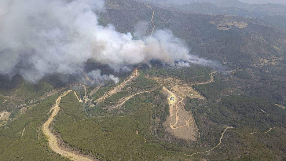 PINOFRANQUEADO (CÁCERES), 18/08/2026.- Cerca de una veintena de medios aéreos y más de un centenar de efectivos terrestres trabajan en la extinción de un incendio declarado en el término municipal de Pinofranqueado (Cáceres), de nivel 2 de peligrosidad, y que ha obligado a desalojar cinco alquerías de la zona, adonde ya se dirigen efectivos de la Unidad Militar de Emergencias (UME). EFE/Junta de Extremadura SOLO USO EDITORIAL/SOLO DISPONIBLE PARA ILUSTRAR LA NOTICIA QUE ACOMPAÑA (CRÉDITO OBLIGATORIO)