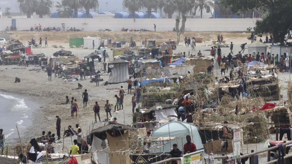 Vista de la playa de El Trampolín de Ceuta donde se encuentran los migrantes que llegaron a la playa del Tarajal.