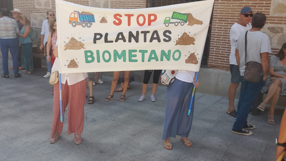 Un grupo de vecinos y miembros de plataformas contra las plantas de biometano se ha concentrado a las puertas del Ayuntamiento este 19 de agosto.