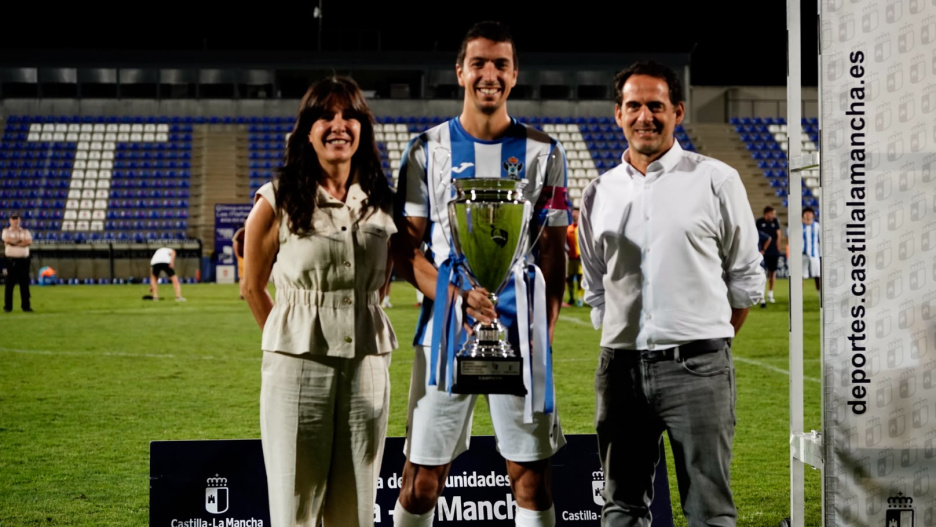 Alberto Jiménez y Blanca Delgado entregan el Trofeo 25 Años CMM a Pedro Capó