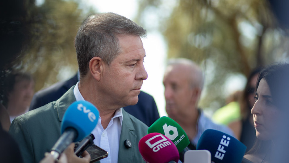El presidente de Castilla-La Mancha, Emiliano García-Page, en declaraciones a los medios este 26 de agosto en una visita a Navalcán.