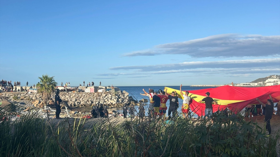 Manifestantes con una bandera gigante de España en una playa de Ceuta

EUROPA PRESS GABRIELA SARDÁ
27/8/2026