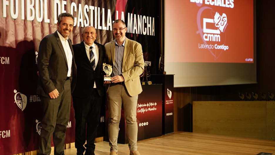 Jesús Espada y Óscar García recogen el premio de la FFCM de manos de su presidente, Pablo Burillo
