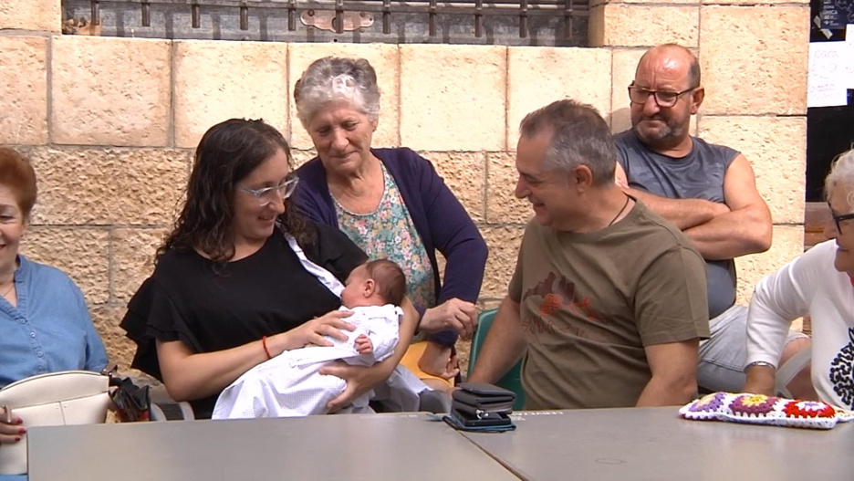Mateo es el primer niño en Henarejos en ocho años