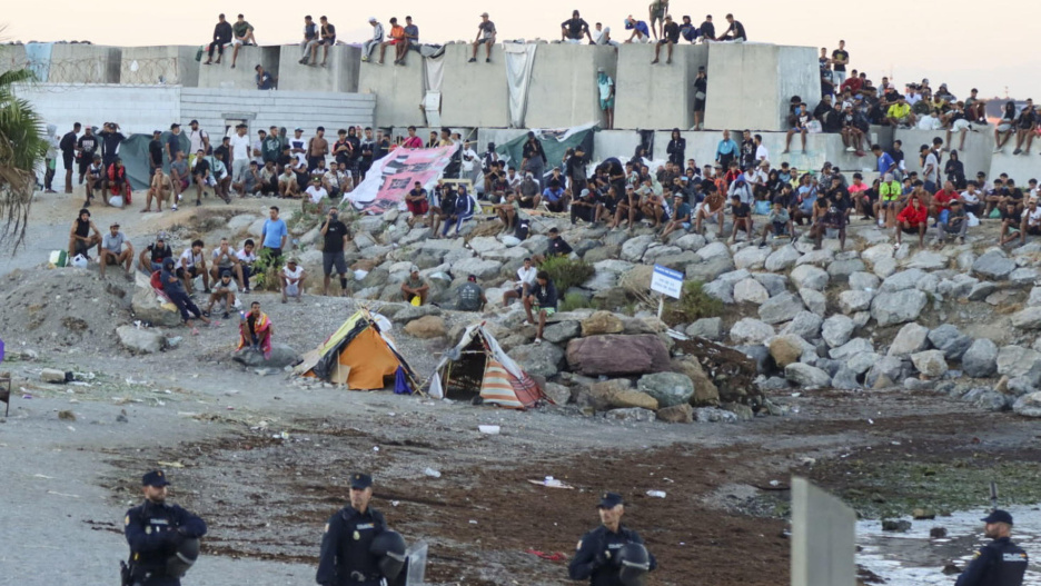 La Policía Nacional controla las inmediaciones de la playa del Trampolín el 28 de agosto para evitar posibles incidentes entre los migrantes y manifestantes.