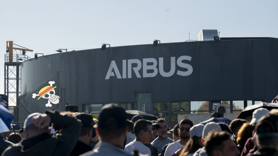 (Foto de ARCHIVO)
Varias personas durante la cuarta jornada de huelga indefinida de empleados de Airbus, a 28 de agosto de 2026, en Getafe, Madrid (España). Aproximadamente 14.000 trabajadores de Airbus en España están llamados desde el martes a secundar una huelga indefinida en las seis plantas que tiene la multinacional en el país para reclamar mejores condiciones salariales y sociales. La planta de Airbus en Getafe es la más grande del grupo en España, con alrededor de nueve mil empleados.

Alberto Ortega / Europa Press
28/8/2026