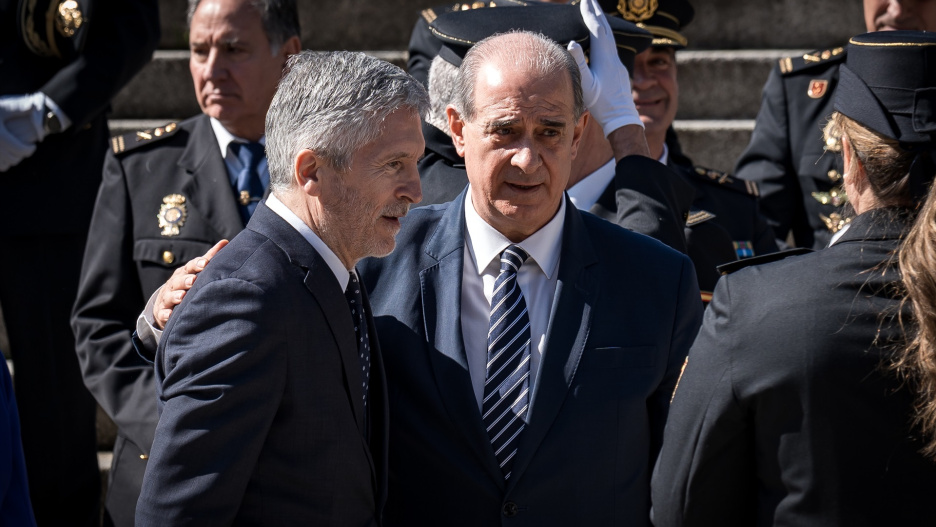 (Foto de ARCHIVO)
El ministro del Interior, Fernando Grande-Marlaska (i), y el  director general de la Policía, Francisco Pardo (c), durante la toma de posesión del nuevo director adjunto operativo (DAO) de la Policía Nacional, en el Complejo Policial de Canillas, a 12 de marzo de 2026, en Madrid (España). El nuevo DAO es diplomado en Magisterio por la Universidad Complutense de Madrid y ha recibido numerosas condecoraciones y reconocimientos por su trayectoria profesional. Ingresó como alumno de la escala ejecutiva de la Policía Nacional en 1990, en 2005 ascendió a inspector jefe y en 2012 a comisario y, desde julio de 2022, era jefe superior de Policía en las Islas Baleares. También ha ocupado diferentes puestos en el ámbito de la seguridad ciudadana, policía judicial y extranjería en las jefaturas superiores de Madrid, Canarias y Baleares.

Diego Radamés / Europa Press
12 MARZO 2026 POLICÍA NACIONAL
12/3/2026