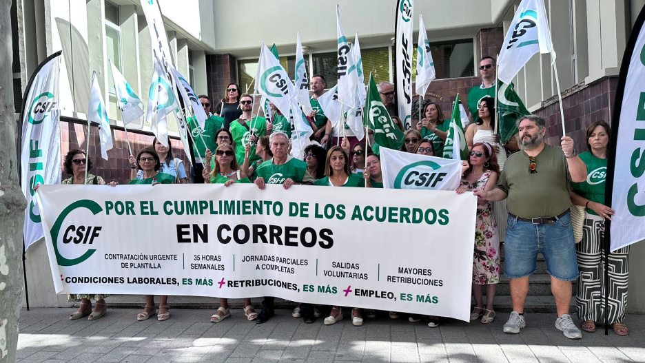 Concentración de CSIF a las puertas de la oficina de Correos en Albacete