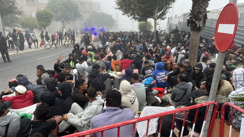 FOTODELDÍA CEUTA, 02/09/2026.- Migrantes siguen concentrados en las inmediaciones de la explanada de embolsamiento de Loma Colmenar de Ceuta este miércoles con la esperanza de conseguir una plaza en un nuevo centro de acogida. EFE/Reduan