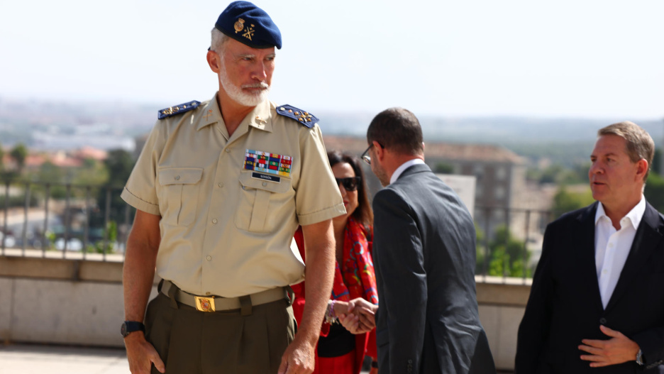 El rey Felipe VI junto al presidente de Castilla-La Mancha.
