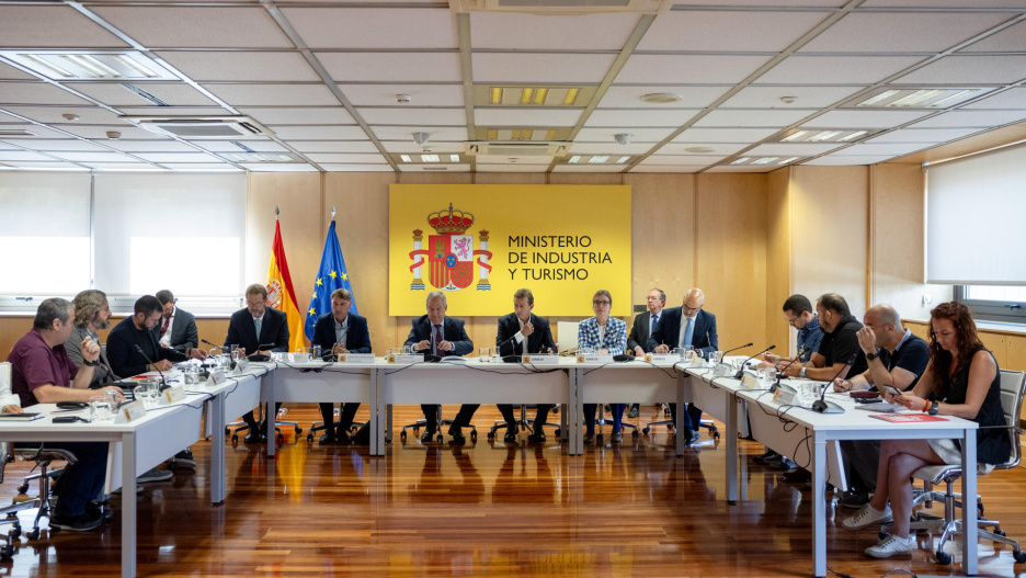 MADRID, 04/09/2026.- El CEO de Airbus, Guillaume Faury (c-d), y el ministro de Industria y Turismo, Jordi Hereu (c-i), durante la reunión de mediación con Airbus y los representantes sindicales de la plantilla en huelga, este viernes, en Madrid. EFE/Daniel González