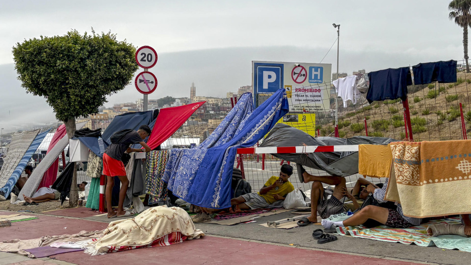CEUTA, 04/09/2026.- El entorno de Loma Colmenar refleja la tensión social que se ha ido acumulando en las barriadas periféricas de Ceuta en las últimas semanas. La presencia de cientos de personas pernoctando en las aceras ha elevado el malestar del vecindario. EFE/ Laura Rincón