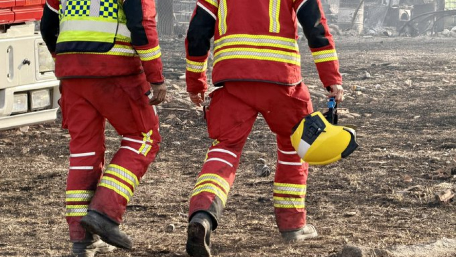 Bomberos de Cuenca en las labores de extinción del incendio en una nave de reciclaje
