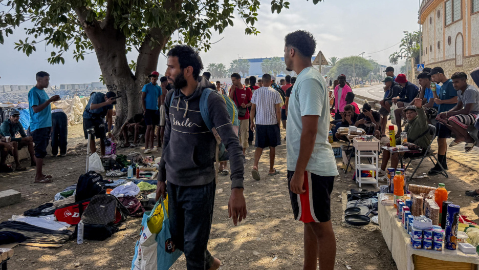 CEUTA, 07/09/2026.- Un migrante que se dedica a vender artículos en puestos ambulantes que se han levantado en la playa de El Trampolín de Ceuta ha asegurado este lunes que puede ganar hasta unos cuatro euros diarios y que en ocasiones vende también ropa cogida de la basura.EFE/ Laura Rincón