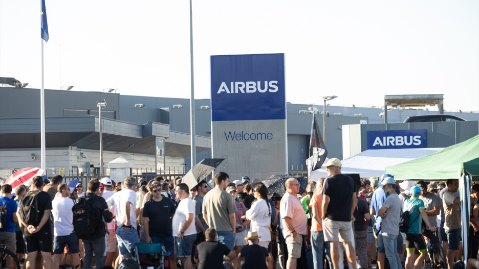 (Foto de ARCHIVO)
Trabajadores de Airbus se concentran a las puertas de la sede de Getafe, a 1 de septiembre de 2026, en Getafe, Madrid (España). La plantilla de Airbus en los centros Getafe (Madrid), San Pablo y Tablada (Sevilla) han decidido por mayoría no suspender la actual huelga indefinida tras la votación de este lunes en sus respectivas asambleas, al contrario que los empleados de Illescas (Toledo), que votaron el pasado viernes por pausar la movilización. Este martes se celebra una nueva mediación entre la compañía y los sindicatos ante el SIMA.

Jesús Hellín / Europa Press
01/9/2026