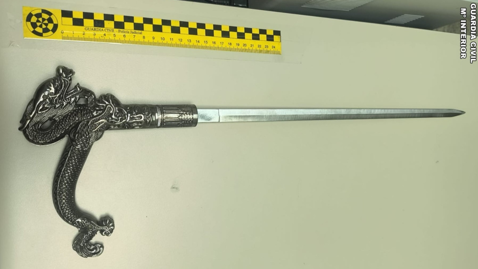 El arma tipo bastón-estoque con el que uno de los detenidos intentó agredir a un agente.