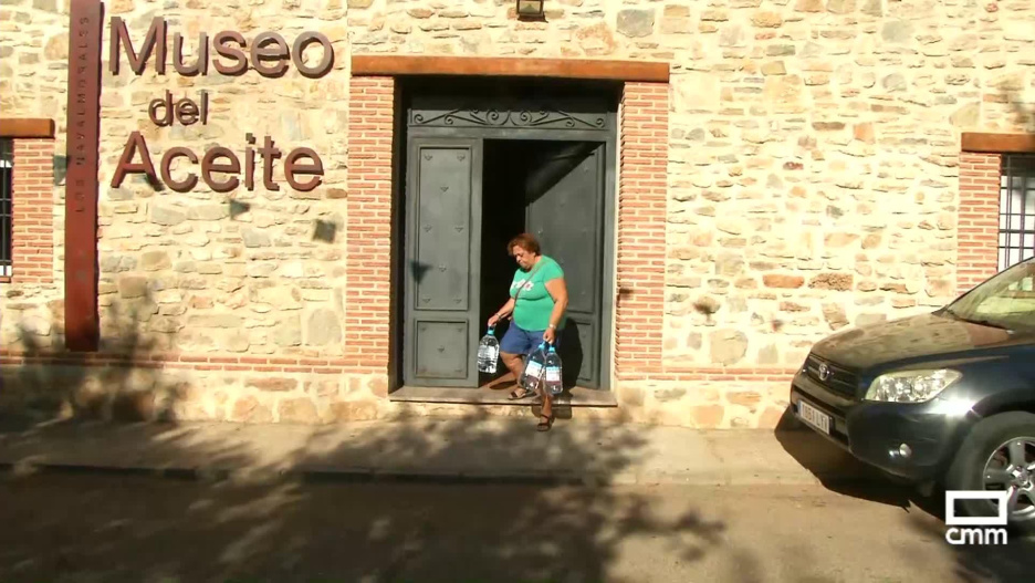 Vecinos de Los Navalmorales han acudido a recoger sus garrafas de agua.