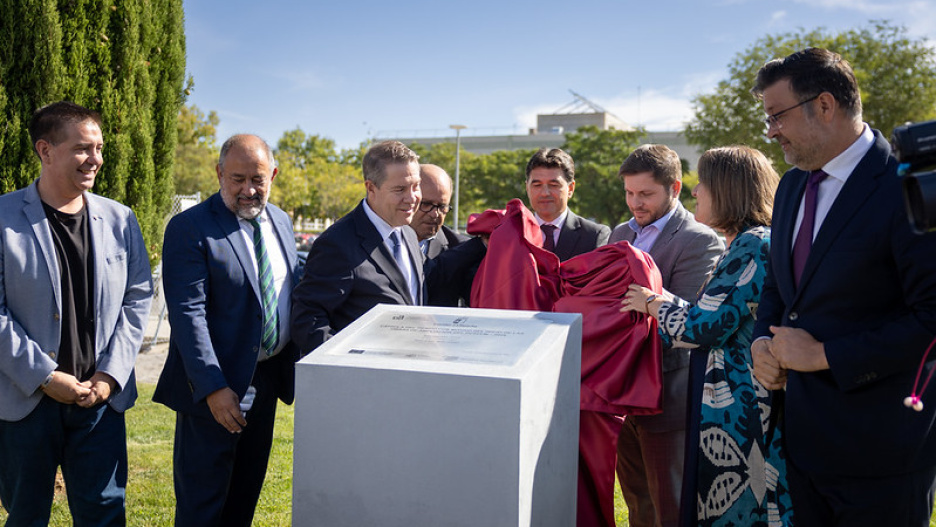 El presidente de Castilla-La Mancha, Emiliano García-Page, pone en Albacete, la primera piedra de la ampliación del Parque Científico y Tecnológico.