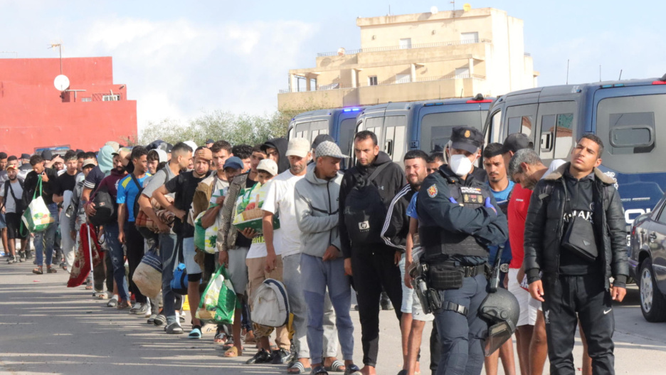 La Policía Nacional ha procedido este domingo al traslado de cientos de migrantes que permanecían durmiendo en la calle a una nueva ubicación formada por varias carpas con la intención de evitar que continúen durmiendo a la intemperie.