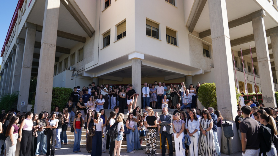 Participantes en el minuto de silencio convocado por la Universidad de Granada en memoria de la estudiante Claudia Tacoronte Aguilera, asesinada en México. A 14 de septiembre de 2026 en Granada (Andalucía, España). La Universidad de Granada (UGR) ha expresado este lunes su "más firme repulsa y absoluta condena" ante el asesinato de la estudiante Claudia Tacoronte Aguilera, que realizaba una estancia de movilidad académica en la Universidad Autónoma del Estado de Morelos (UAEM), perpetrado en el municipio de Cuautla (México).

Arsenio Zurita / Europa Press
14/9/2026