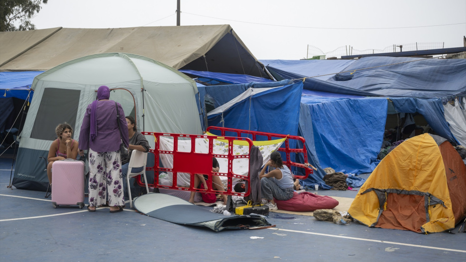 (Foto de ARCHIVO)
Migrantes en el polideportivo del barrio de El Príncipe, a 4 de septiembre de 2026, en Ceuta (España). Decenas de menores y mujeres viven en este campamento improvisado en las instalaciones deportivas municipales, supervisado por vecinos voluntarios del propio barrio.

Marcos Moreno / Europa Press
04 SEPTIEMBRE 2026 CRISIS MIGRATORIA
04/9/2026