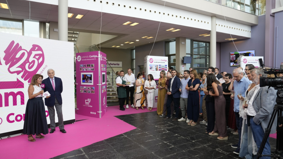 Inauguración de la exposición 25 Años Latiendo Contigo en el hall de las instalaciones de CMM