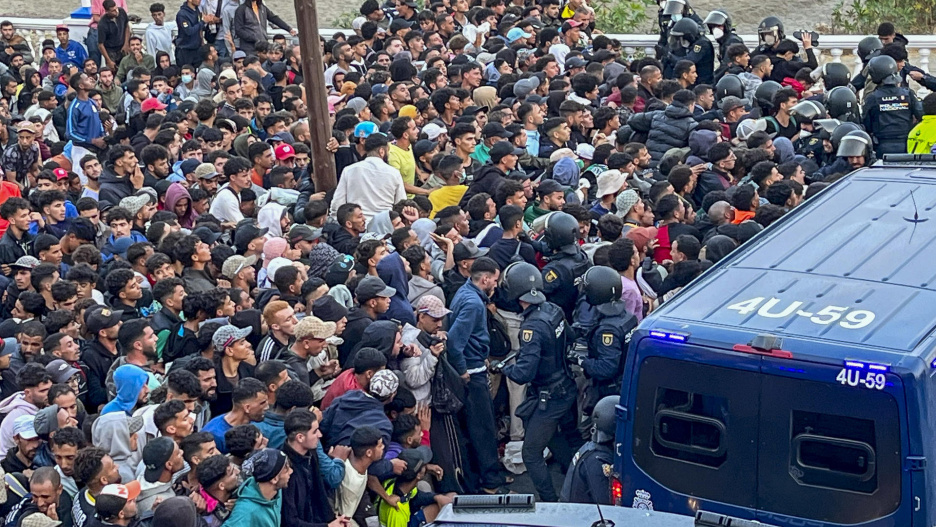 Traslado de migrantes asentados en la playa de Benítez, este viernes.