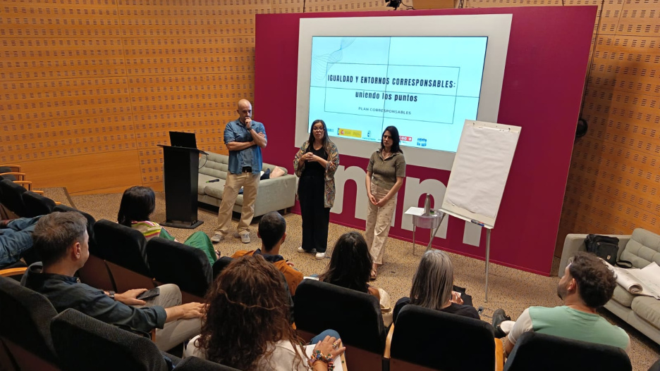 Momento en el que daba comienzo la formación "Igualdad y entornos corresponsables: uniendo los puntos" en el auditorio de Castilla-La Mancha Media.