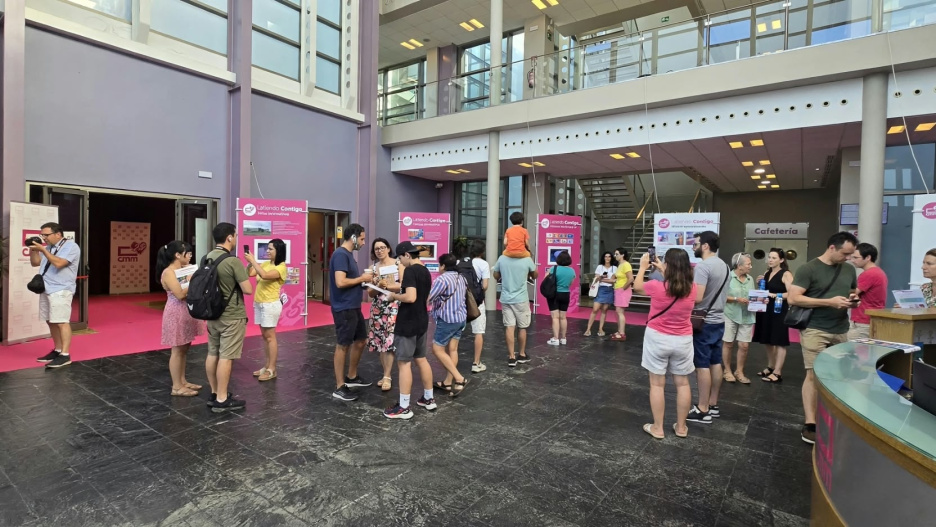 Los ciudadanos visitan la exposición 25 Años Latiendo Contigo de CMM