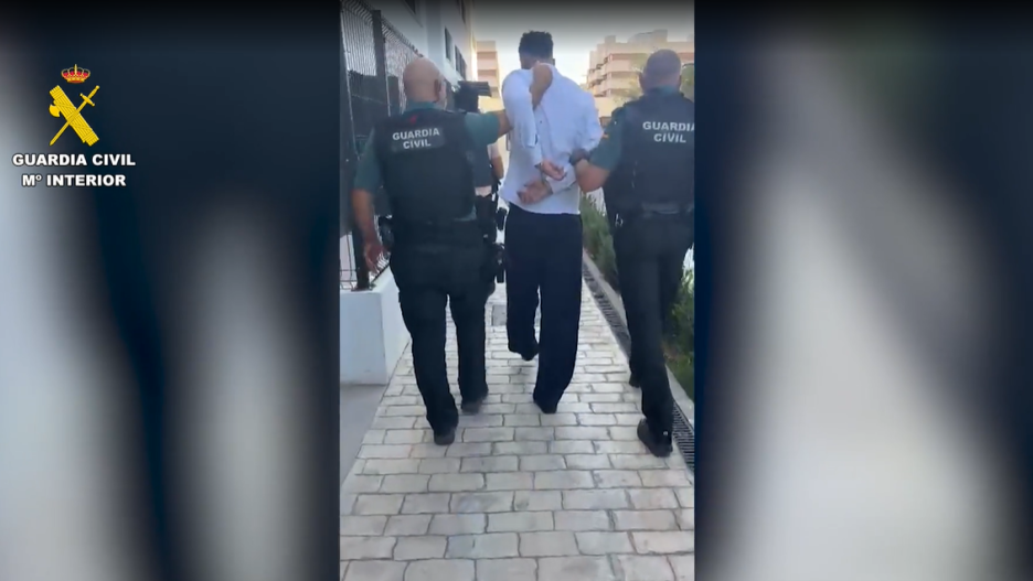 Momento de la detención de un presunto falso comercial en Granada