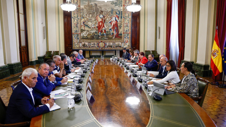 MADRID, 22/09/2026.- El ministro de Agricultura, Pesca y Alimentación, Luis Planas, se reúne con representantes de las organizaciones agrarias Asaja, COAG, UPA y Unión de Uniones, y de las cooperativas para abordar el impacto de la guerra en Irán en el campo. EFE/ Rodrigo Jimenez