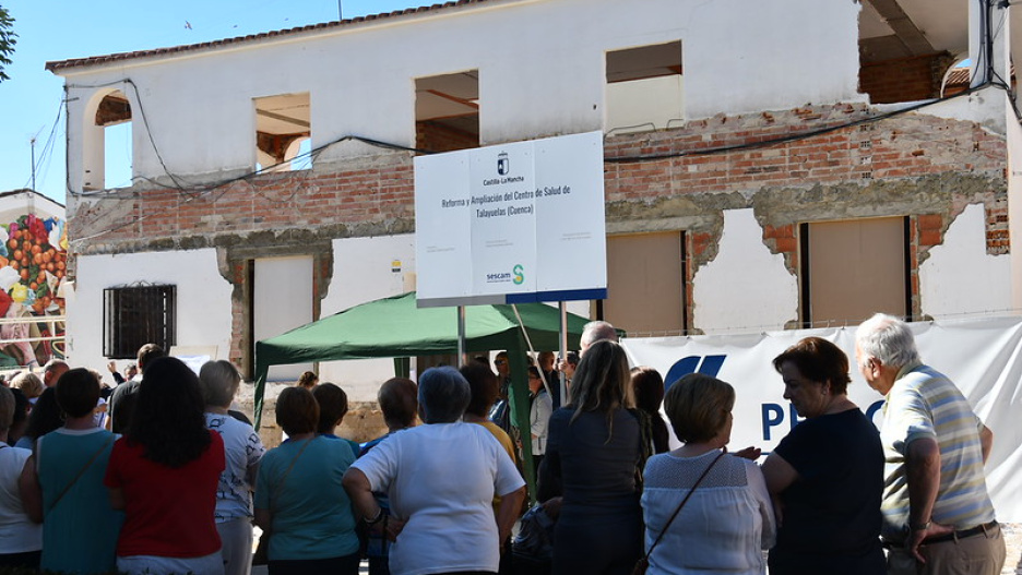 El vicepresidente primero del Gobierno regional, José Luis Martínez Guijarro, y el consejero de Sanidad, Jesús Fernández Sanz, han participado en la puesta de la primera piedra de las obras de construcción del nuevo centro de salud de Talayuelas.