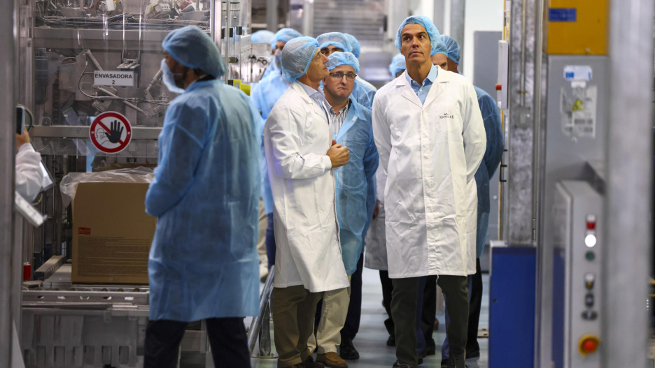 El presidente del Gobierno, Pedro Sánchez, en la visita este viernes a Noblejas Industrial, en Toledo, uno de los mayores desarrollos logísticos del centro de España, promovido por Dunas Capital y que, con más de 2,5 millones de metros cuadrados, combina suelo industrial y logístico con vivienda, formación, movilidad y servicios. En la imagen, Pedro Sánchez realiza un recorrido por las instalaciones de la Fábrica Mobake-Berlys. EFE/Ismael Herrero