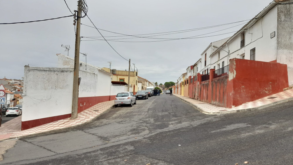 Varios guardias civiles en la calle Badajoz de Almadén este lunes.