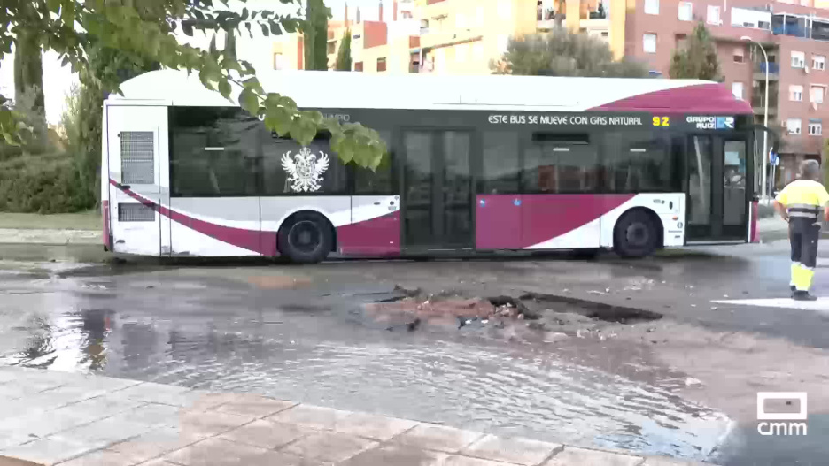 La rotura en una tubería en el Polígono de Toledo llena de agua la calle Río Estenilla