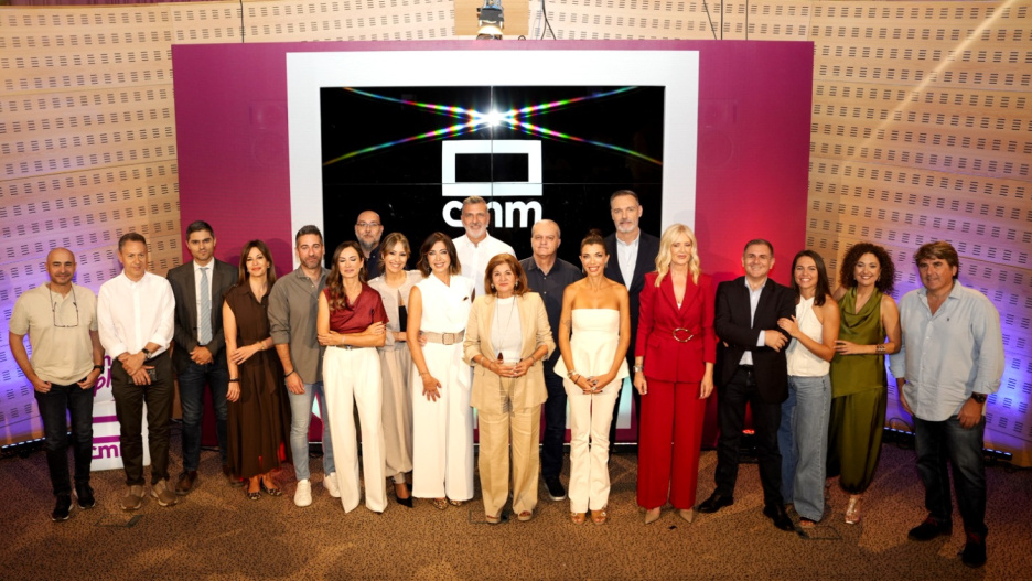 Foto de familia de los presentadores de CMM junto a la directora general, Carmen Amores